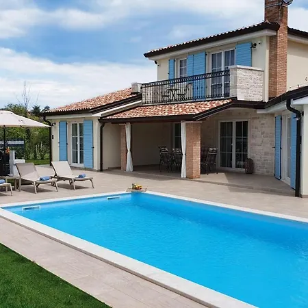 Villa Rusti La Graziosa With Outdoor Pool In Buje *