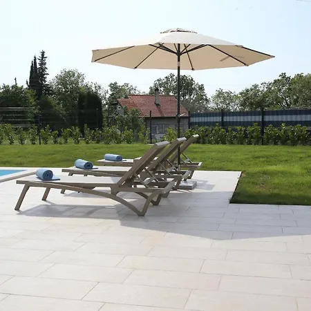 Villa Rusti La Graziosa With Outdoor Pool In Buje *