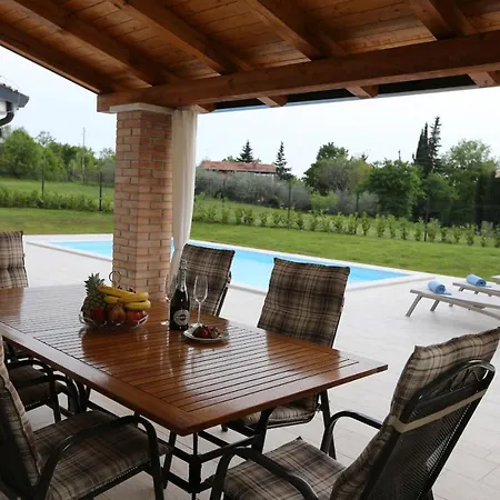 Rusti La Graziosa With Outdoor Pool In Buje Kaštel